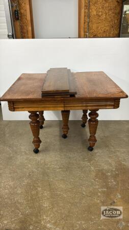 PINEAPPLE LEGGED EXTENSION TABLE