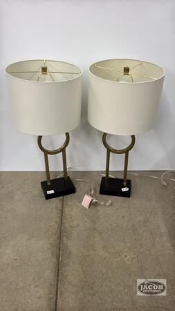 PAIR OF LAMPS WITH BRASS BASES