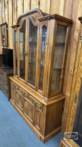 VICTORIAVILLE OAK 2 PIECE BUFFET HUTCH WITH LIGHT