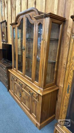 VICTORIAVILLE OAK 2 PIECE BUFFET HUTCH WITH LIGHT
