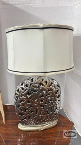 METAL BASED TABLE LAMP