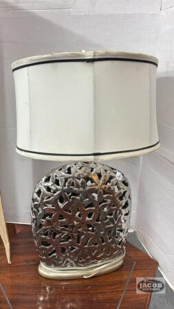 METAL BASED TABLE LAMP