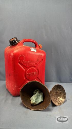 10 LITER GAS CAN WITH (2) METAL FUNNELS