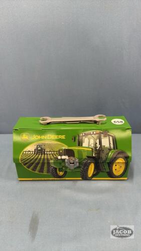 JOHN DEERE METAL LUNCH BOX