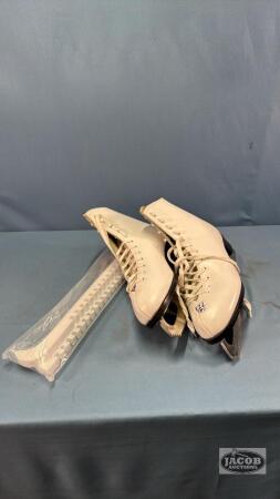 LADIES SIZE 9 FIGURE SKATES WITH GUARDS