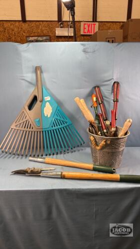 GARDEN TOOL LOT