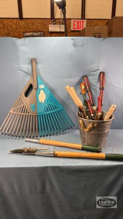 GARDEN TOOL LOT