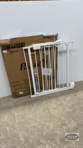 APPROX. 38IN PAW HUT PET GATE WITH SWING GATE