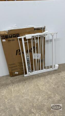 APPROX. 38IN PAW HUT PET GATE WITH SWING GATE