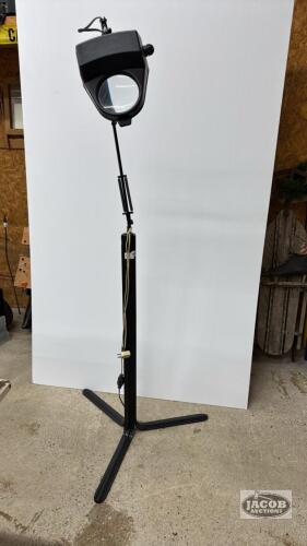 ADJUSTABLE FLOOR MODEL MAGNIFYING LIGHT