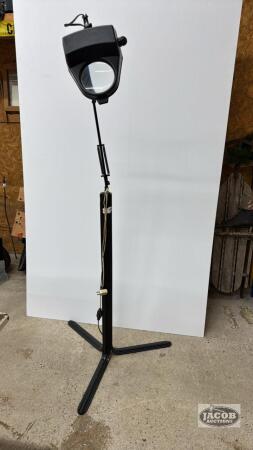 ADJUSTABLE FLOOR MODEL MAGNIFYING LIGHT