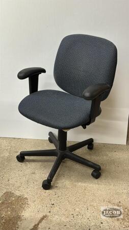 ROLLING (5) CASTER BLUE OFFICE CHAIR