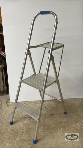 ALUMINUM (2) STEP PLATFORM LADDER