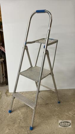 ALUMINUM (2) STEP PLATFORM LADDER
