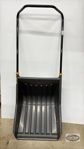 PLASTIC METAL HANDLED YARD WORKS SNOW SCOOP