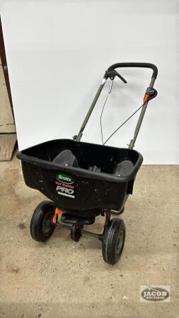SCOTTS TURF BUILDER PRO GRASS SEED SPREADER