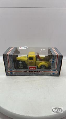 "HOME HARDWARE" 1947 INT. PICK UP