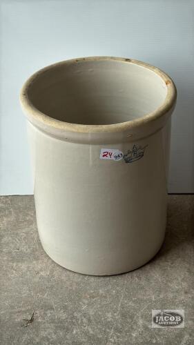 8 GALLON CROCK