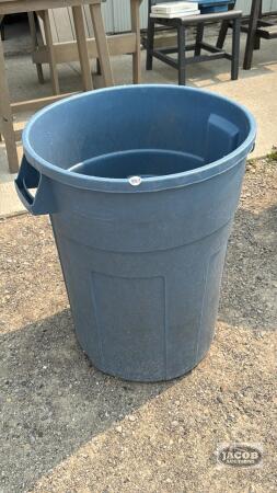 RUBBERMAID 28IN DEEP GARBAGE CAN