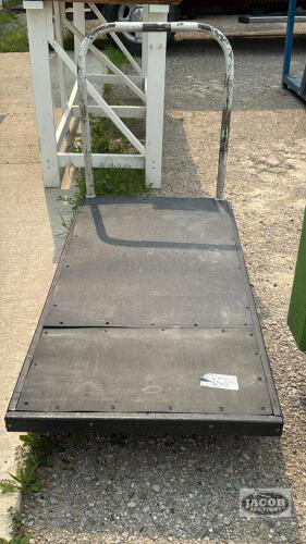 PLASTIC AND METAL CART