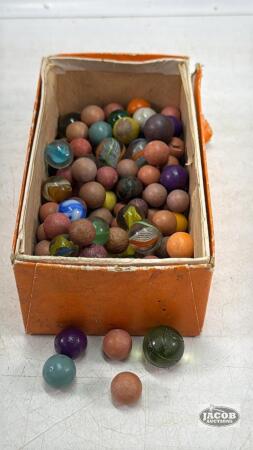 QUANTITY OF CLAY AND GLASS MARBLES