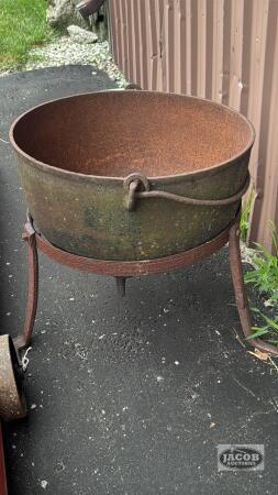 CAST IRON KETTLE WITH STAND