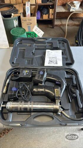 PLEWS LUBRI MATIC 18V GREASE GUN