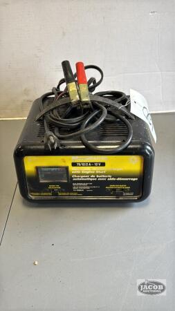 MOTOMASTER 12V BATTERY CHARGER