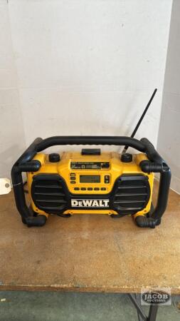DEWALT 18V/ 120V RADIO AND CHARGER