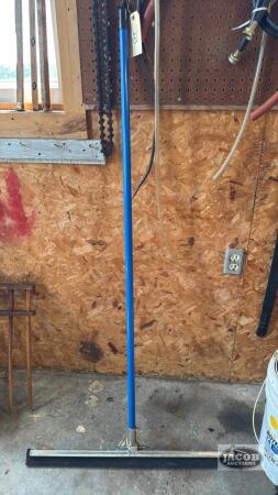 30IN SQUEEGEE WITH HANDLE