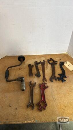 VINTAGE WRENCH&rsquo;S AND HAND BRACE