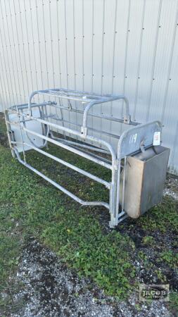FARROWING CRATE WITH STAINLESS STEEL FEEDER