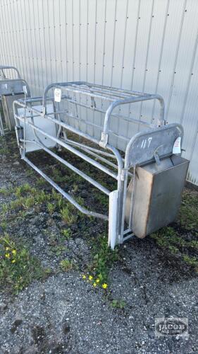 FARROWING CRATE WITH STAINLESS STEEL FEEDER