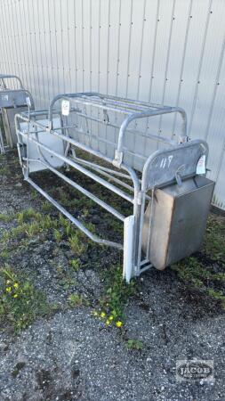 FARROWING CRATE WITH STAINLESS STEEL FEEDER