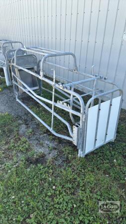 FARROWING CRATE WITH STAINLESS STEEL FEEDER