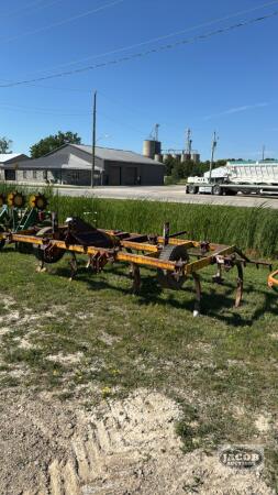 LANDOLL 3PTH 12-SHANK 12FT CHISEL PLOW