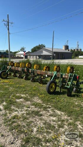 JOHN DEERE 825 8-ROW 3PTH ROW CULTIVATOR