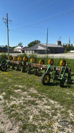JOHN DEERE 825 8-ROW 3PTH ROW CULTIVATOR