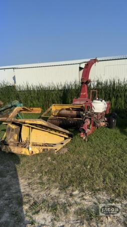 NEW HOLLAND 718 HARVESTER