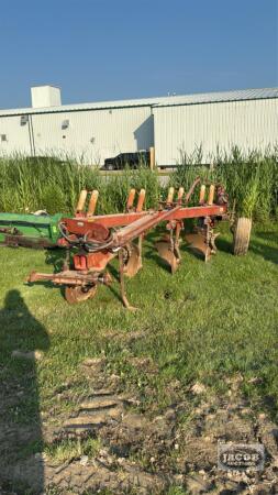 INTERNATIONAL 720 4-FURROW SEMI-MOUNT PLOW