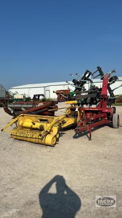 NEW HOLLAND 782 HARVESTER WITH HEADS