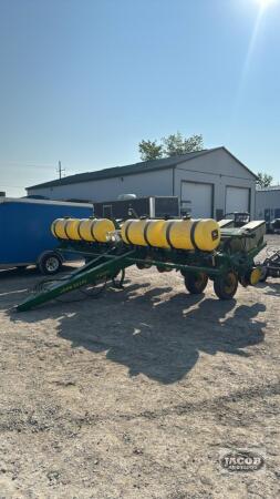 JOHN DEERE 7200 8 ROW PLANTER
