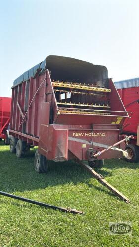 NEW HOLLAND CROP-CARRIER 8 FORAGE WAGON