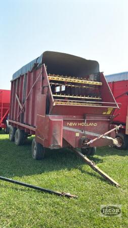 NEW HOLLAND CROP-CARRIER 8 FORAGE WAGON
