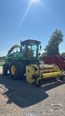 JOHN DEERE 7450 SELF PROPELLED FORAGE HARVESTER