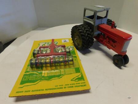 1/32 LEE TOYS IH TRACTOR & DISC, '70'S