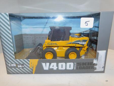 1/25 V400 VERTICAL LIFT SKID LOADER (GEHL)