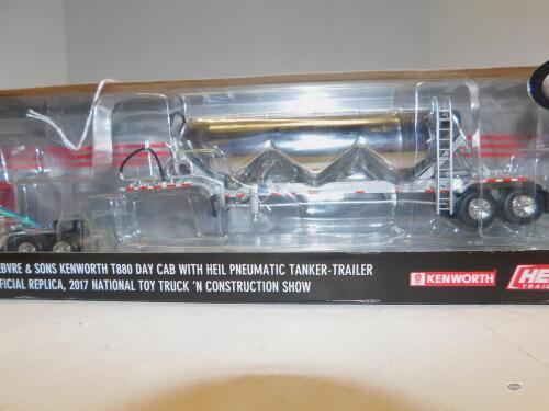 1/64 LE FEBRVE T880 W/PNEUMATIC TANKER, NIB, 2017