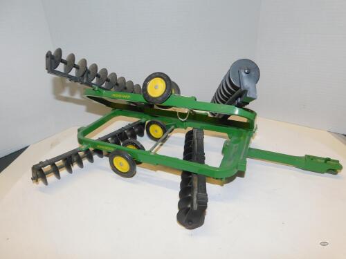1/16 ERTL JOHN DEERE CENTRE FOLD DISC, ORIGINAL