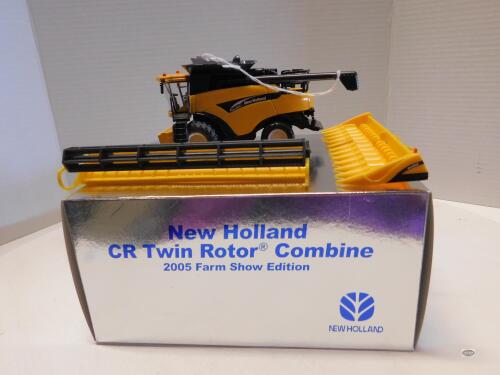 1/64 NEW HOLLAND CR970 COMBINE, 2005 FARM SHOW, NIB